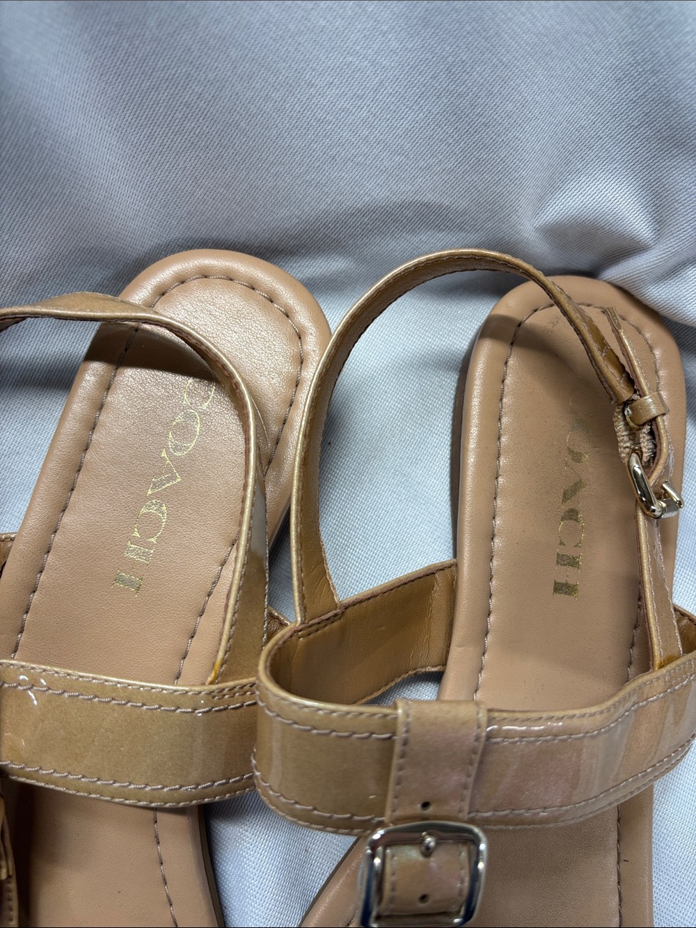 Coach Cassidy Nude Tan
Leather T-Strap Sandals Gold
Tone adjustable sandals - Picture 6 of 12